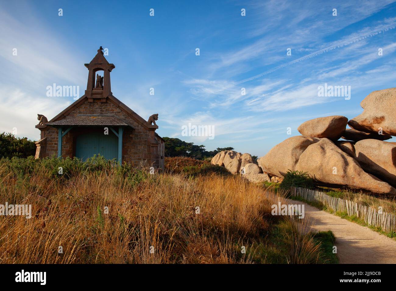 La chapelle du Diable, sur la Côte de granit rose, dans le nord de la Bretagne, avec ses chimères en granit, est en fait une salle de bateaux. Banque D'Images