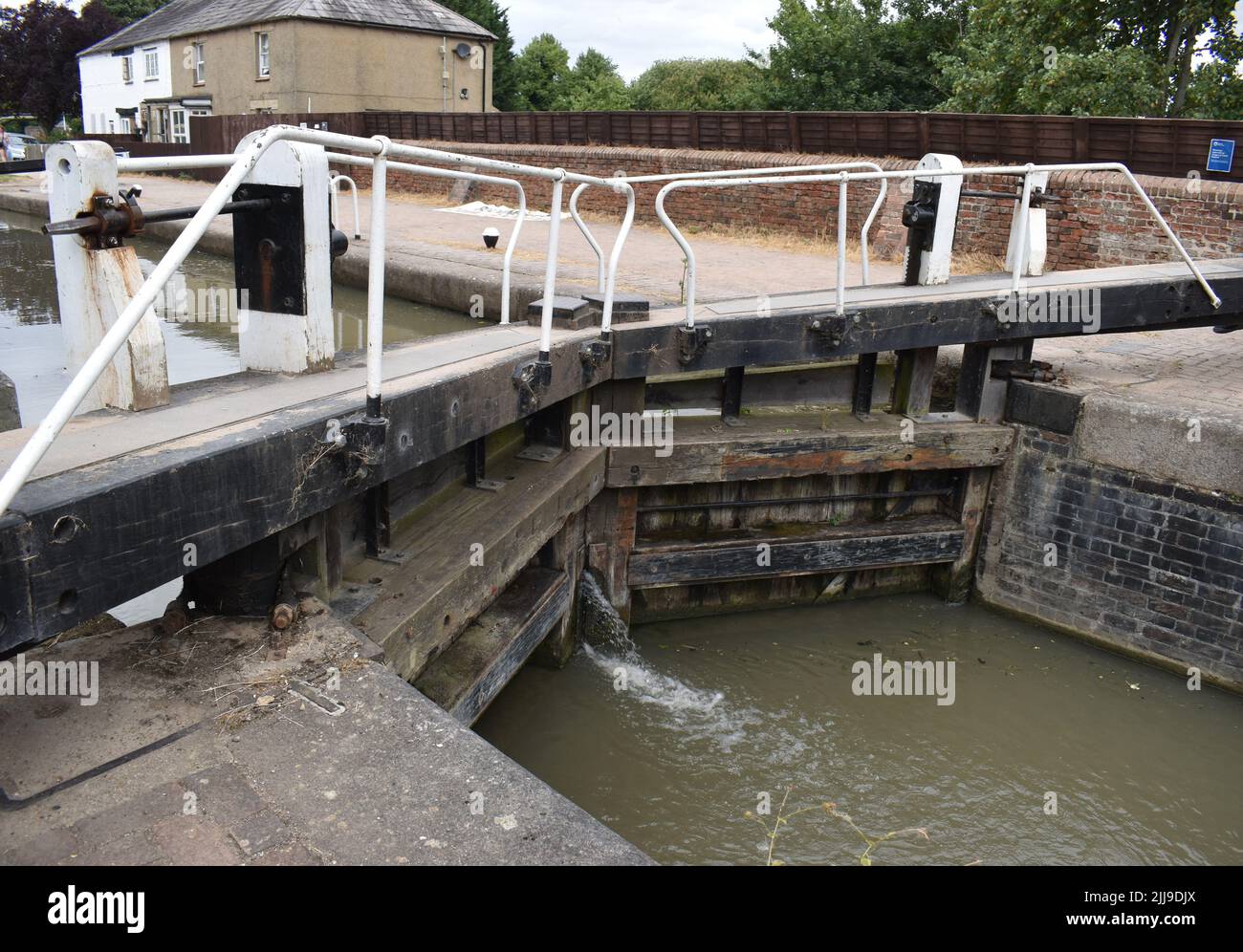 Portes d'écluse sur le Grand Union Canal à Cosgrove. Banque D'Images