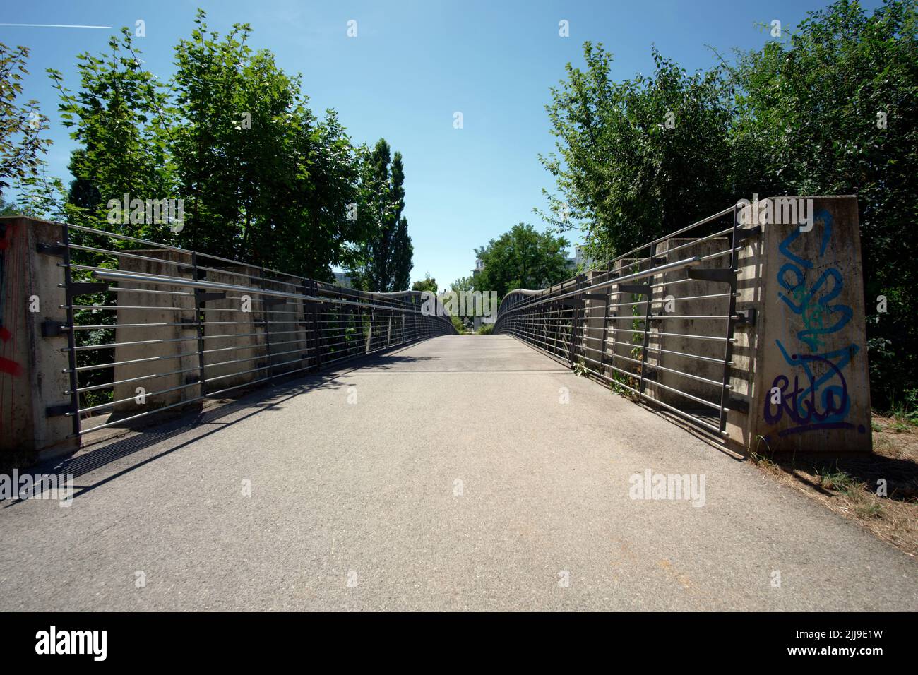 Perspective : vue d'une passerelle avec rambarde en acier Banque D'Images