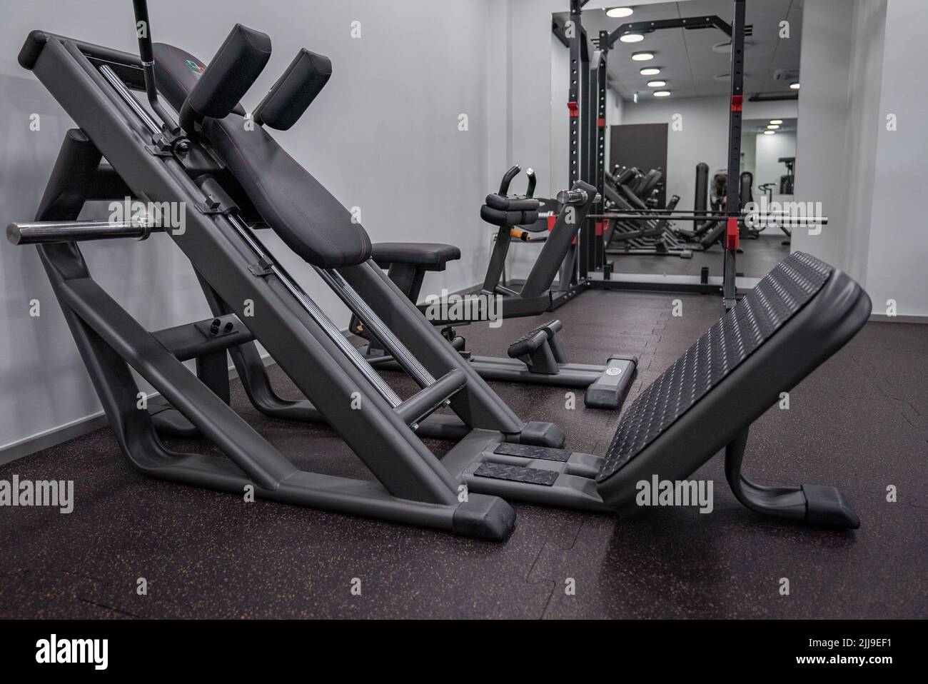 Moderne salle de sport. Les appareils de sport en salle de sport. Banque D'Images