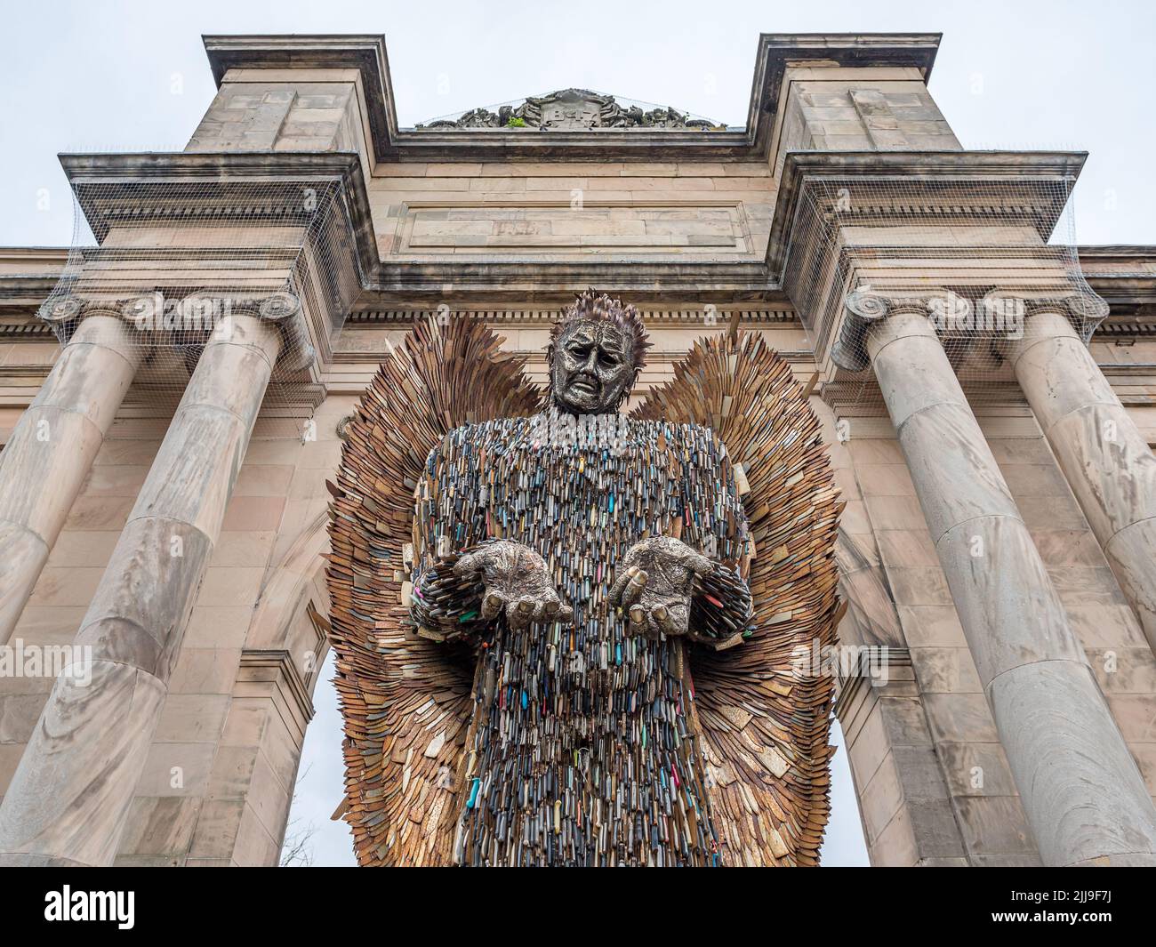La sculpture d'ange de couteau (créée par Alfie Bradley) capturée au parc Birkenhead en juillet 2022. Fait de plus de 100000 couteaux confisqués, je Banque D'Images La sculpture d'ange de couteau (créée par Alfie Bradley) capturée au parc Birkenhead en juillet 2022. Fait de plus de 100000 couteaux confisqués, je Banque D'Images