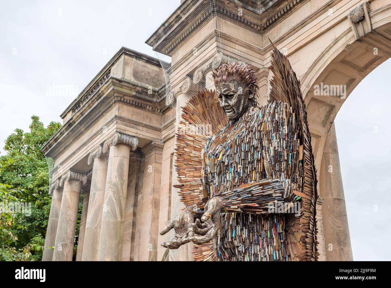 La sculpture d'ange de couteau (créée par Alfie Bradley) capturée au parc Birkenhead en juillet 2022. Fait de plus de 100000 couteaux confisqués, je Banque D'Images La sculpture d'ange de couteau (créée par Alfie Bradley) capturée au parc Birkenhead en juillet 2022. Fait de plus de 100000 couteaux confisqués, je Banque D'Images