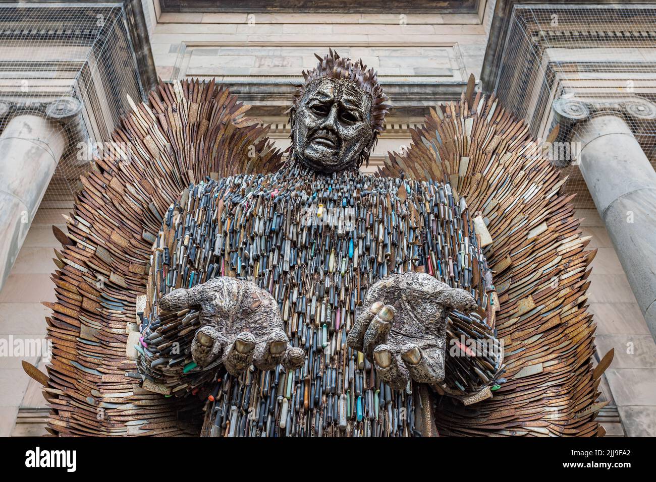 La sculpture d'ange de couteau (créée par Alfie Bradley) capturée au parc Birkenhead en juillet 2022. Fait de plus de 100000 couteaux confisqués, je Banque D'Images