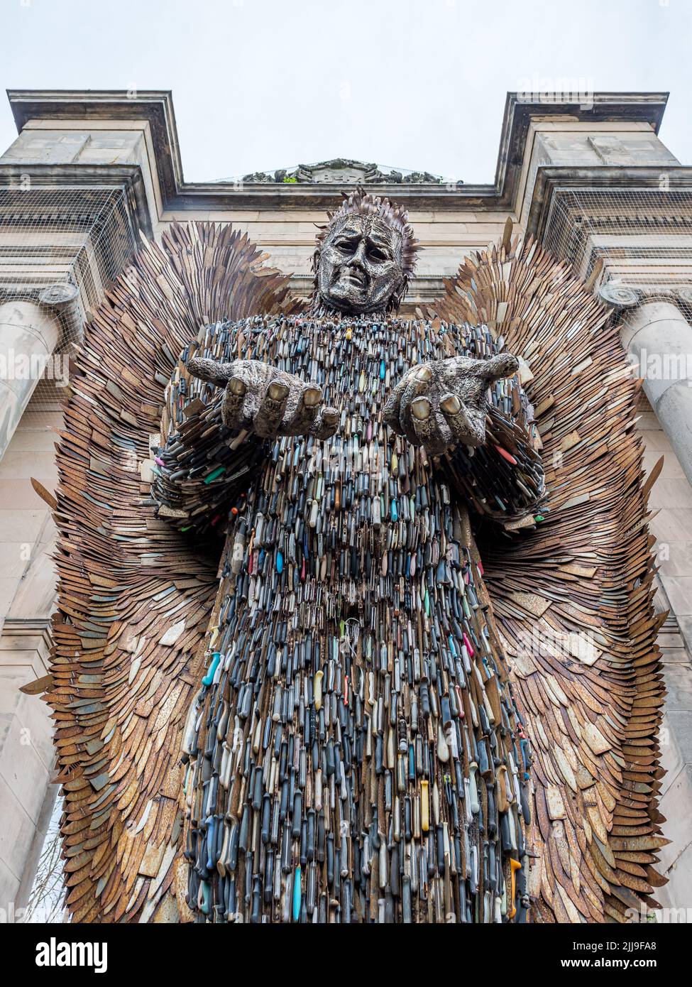 La sculpture d'ange de couteau (créée par Alfie Bradley) capturée au parc Birkenhead en juillet 2022. Fait de plus de 100000 couteaux confisqués, je Banque D'Images La sculpture d'ange de couteau (créée par Alfie Bradley) capturée au parc Birkenhead en juillet 2022. Fait de plus de 100000 couteaux confisqués, je Banque D'Images