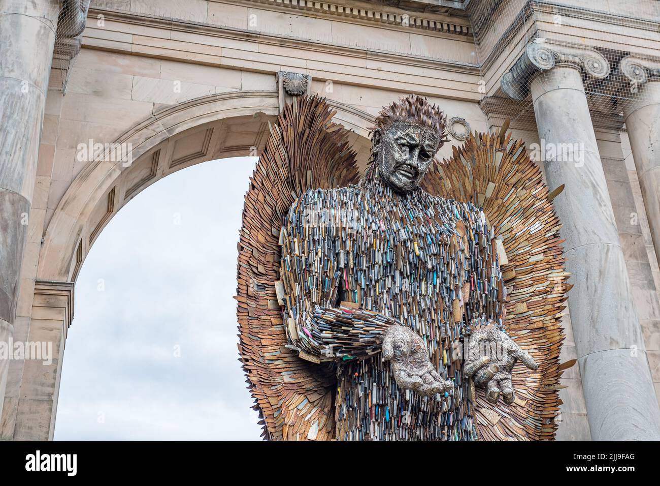 La sculpture d'ange de couteau (créée par Alfie Bradley) capturée au parc Birkenhead en juillet 2022. Fait de plus de 100000 couteaux confisqués, je Banque D'Images La sculpture d'ange de couteau (créée par Alfie Bradley) capturée au parc Birkenhead en juillet 2022. Fait de plus de 100000 couteaux confisqués, je Banque D'Images