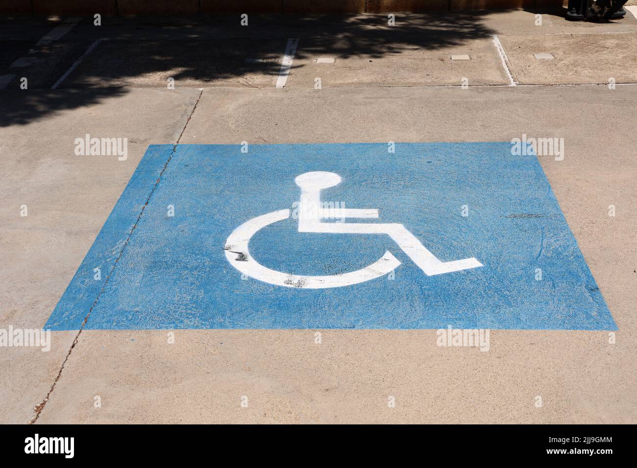 Place de parking réservée aux personnes handicapées dans un parking Banque D'Images