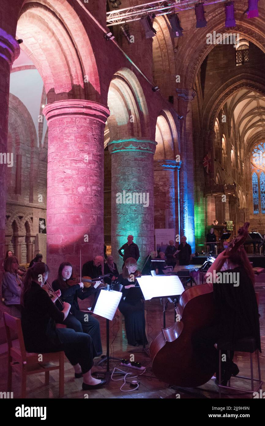 dh St Magnus Festival KIRKWALL ORKNEY violons écossais et cordes de basse à l'intérieur de la cathédrale intérieur public intérieurs festivals royaume-uni musique Banque D'Images