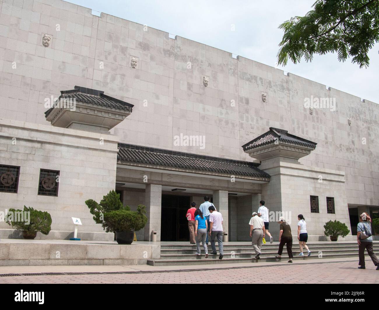 Extérieur extérieur d'un bâtiment de hall d'exposition couvrant la fosse 2 deux contenant une partie de l'armée de terre cuite, représentant les armées de Qin Shi Huang, le premier empereur de Chine. Xi'an, Shaanxi, Chine, RPC. (125) Banque D'Images