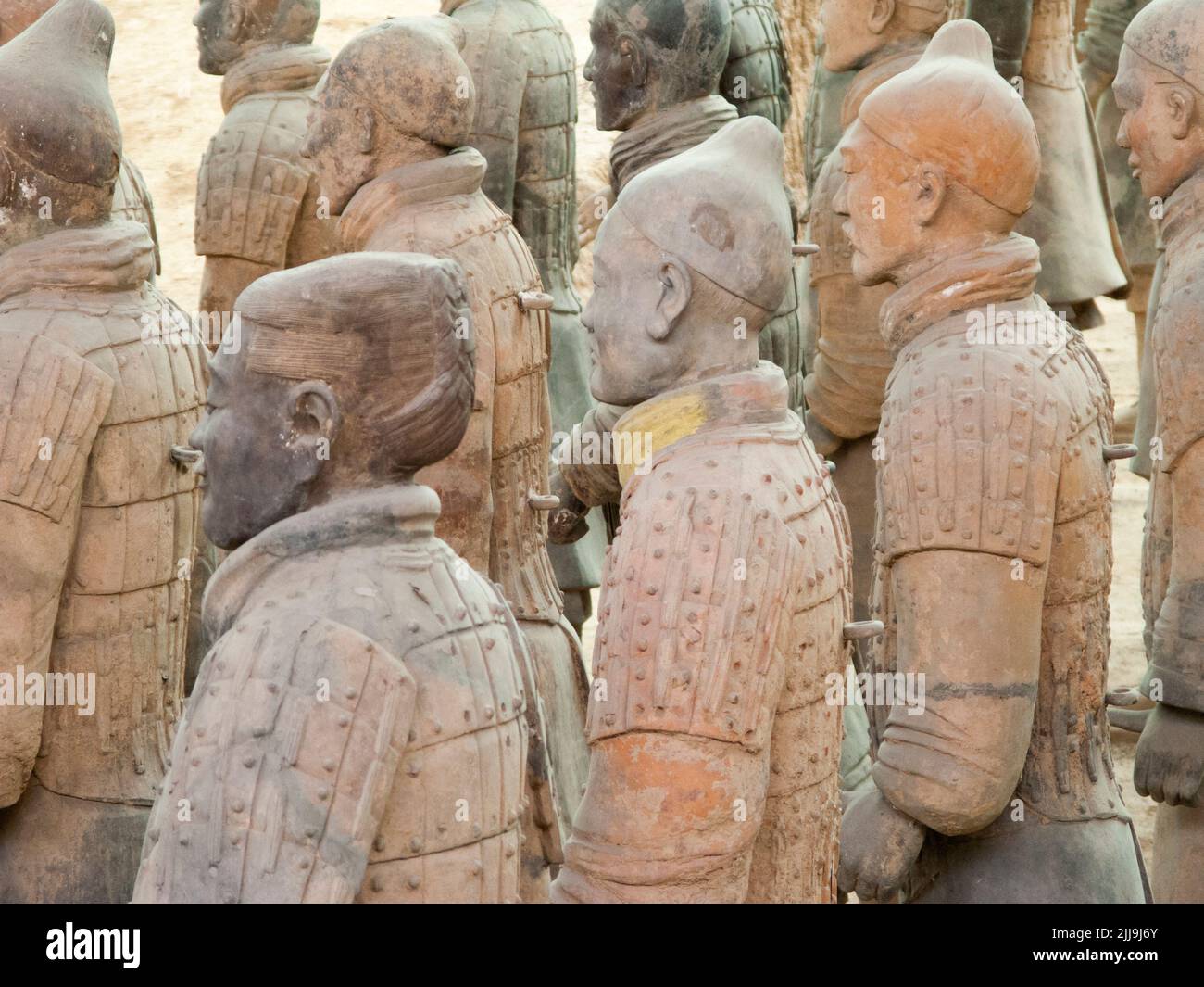 Personnages soldats guerriers sculptés d'argile cuite chinoise dans Pit 2 l'armée de terre cuite au musée du site du Mausolée de l'empereur Qinshihuang à Xi'an, Banque D'Images