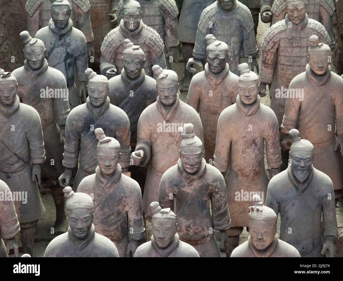 32 Figurines Sculptées Anciennes - Pions D'échec Ou Guerriers Asiatiques - Collection