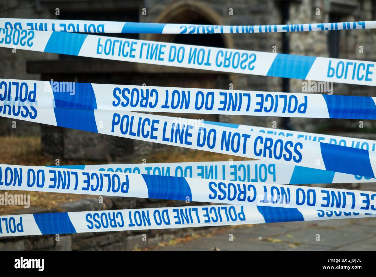 La ligne de police ne traverse pas de barrière à ruban adhésif, généralement placée autour d'une scène de crime par les agents de police ou la scène d'agent de crime / agents de crime. ROYAUME-UNI.(131) Banque D'Images