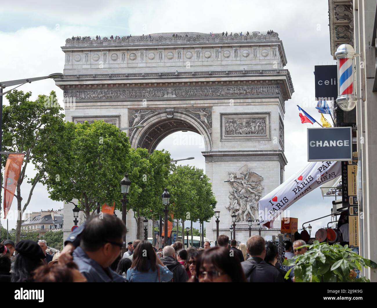 PARIS, FRANCE - 10 JUIN 2019 : vue sur la rue de l'Arc de Triomphe, Arc de Triomphe, Paris, France Banque D'Images