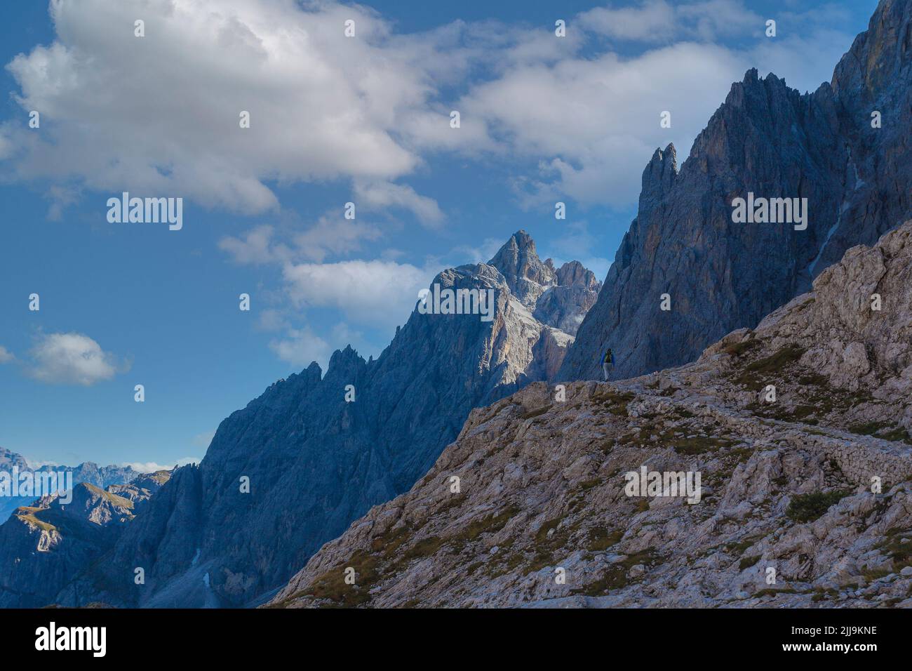 Mountaineer sur le chemin avec dolomite Popera Mountain fond dans la région de Comelico Banque D'Images