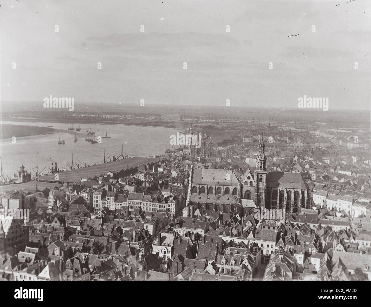 Vue générale de la ville d'Anvers (Belgique) et de la rivière Schelde en 1900 issue du développement de la plaque sèche - vue générale sur Anvers, son port, sa cathédrale et l'Escaut début des années 1900 Banque D'Images