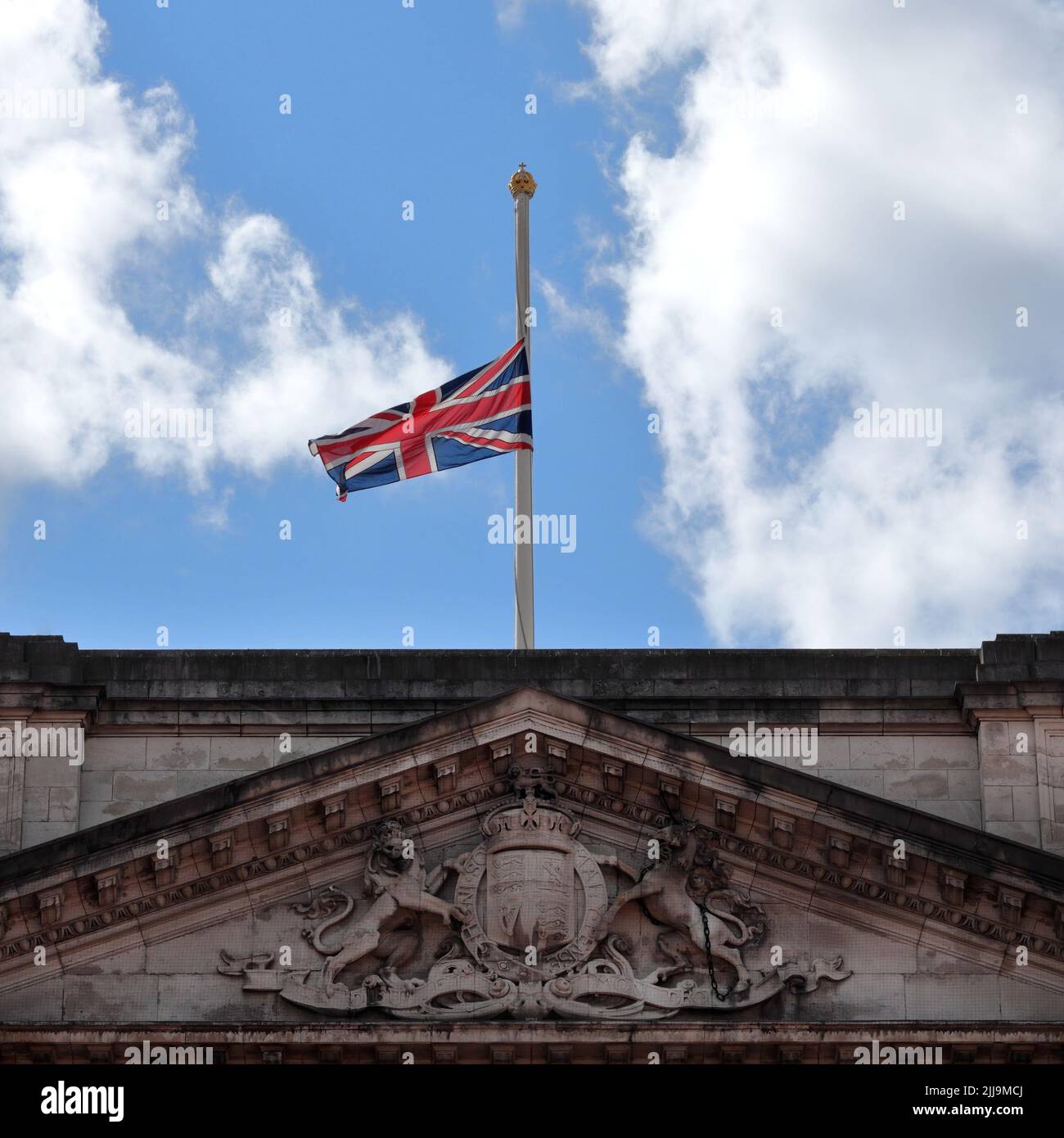 Londres, Royaume-Uni - 10 avril 2021: Buckingham Palace Union drapeau volant à mi-mât, hommage au prince Philippe Banque D'Images