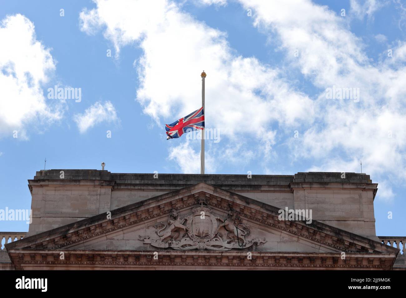 Londres, Royaume-Uni - 10 avril 2021: Buckingham Palace Union drapeau volant à mi-mât, hommage au prince Philippe Banque D'Images
