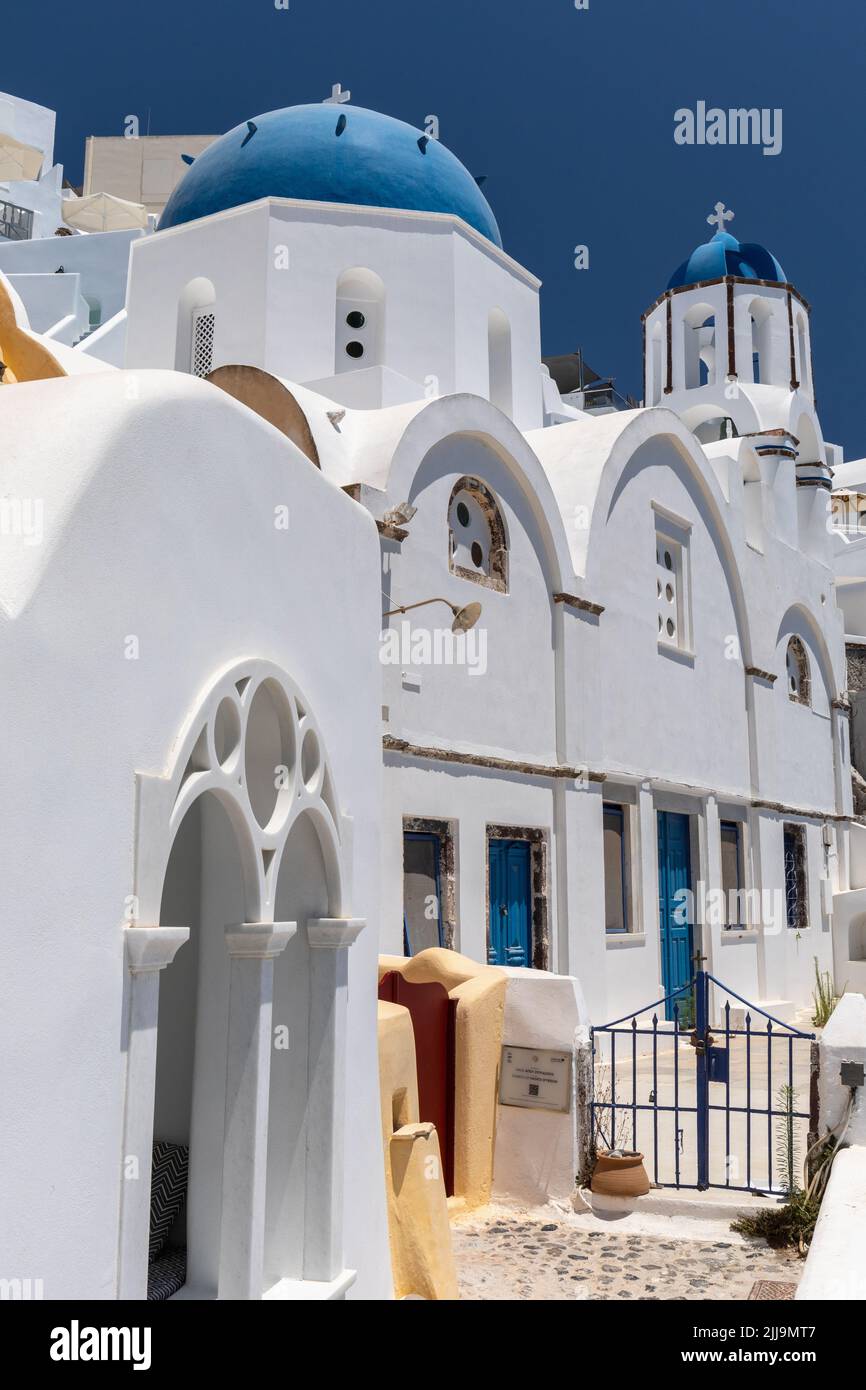 Église de Hagios Spyridon avec son célèbre dôme bleu emblématique et son clocher, Oia, Santorini, Grèce Banque D'Images