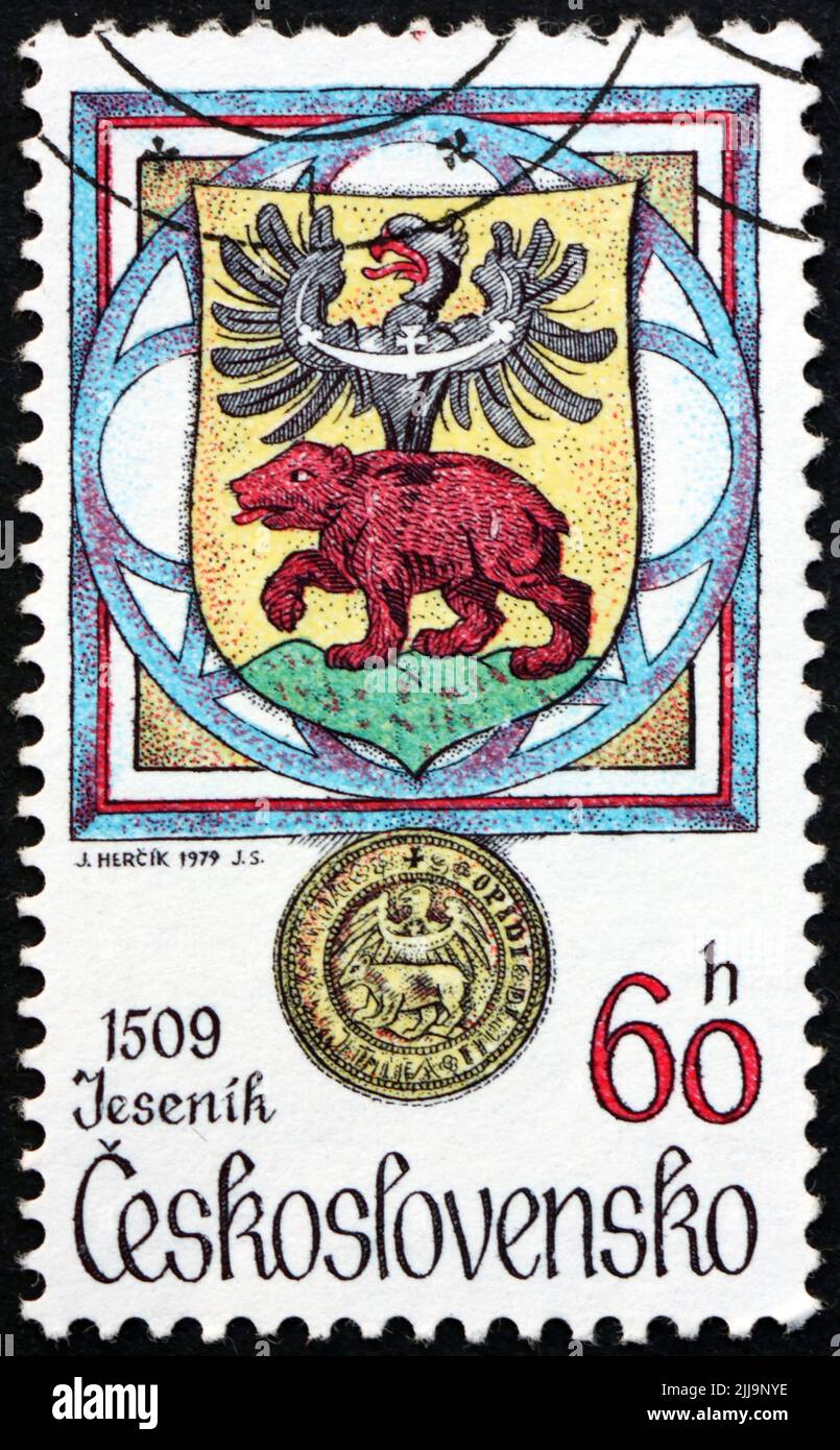 TCHÉCOSLOVAQUIE - VERS 1979 : un timbre imprimé en Tchécoslovaquie montre les armes de Jesenik, de 1509, animaux à Heraldry, ours et aigle, vers 1979 Banque D'Images