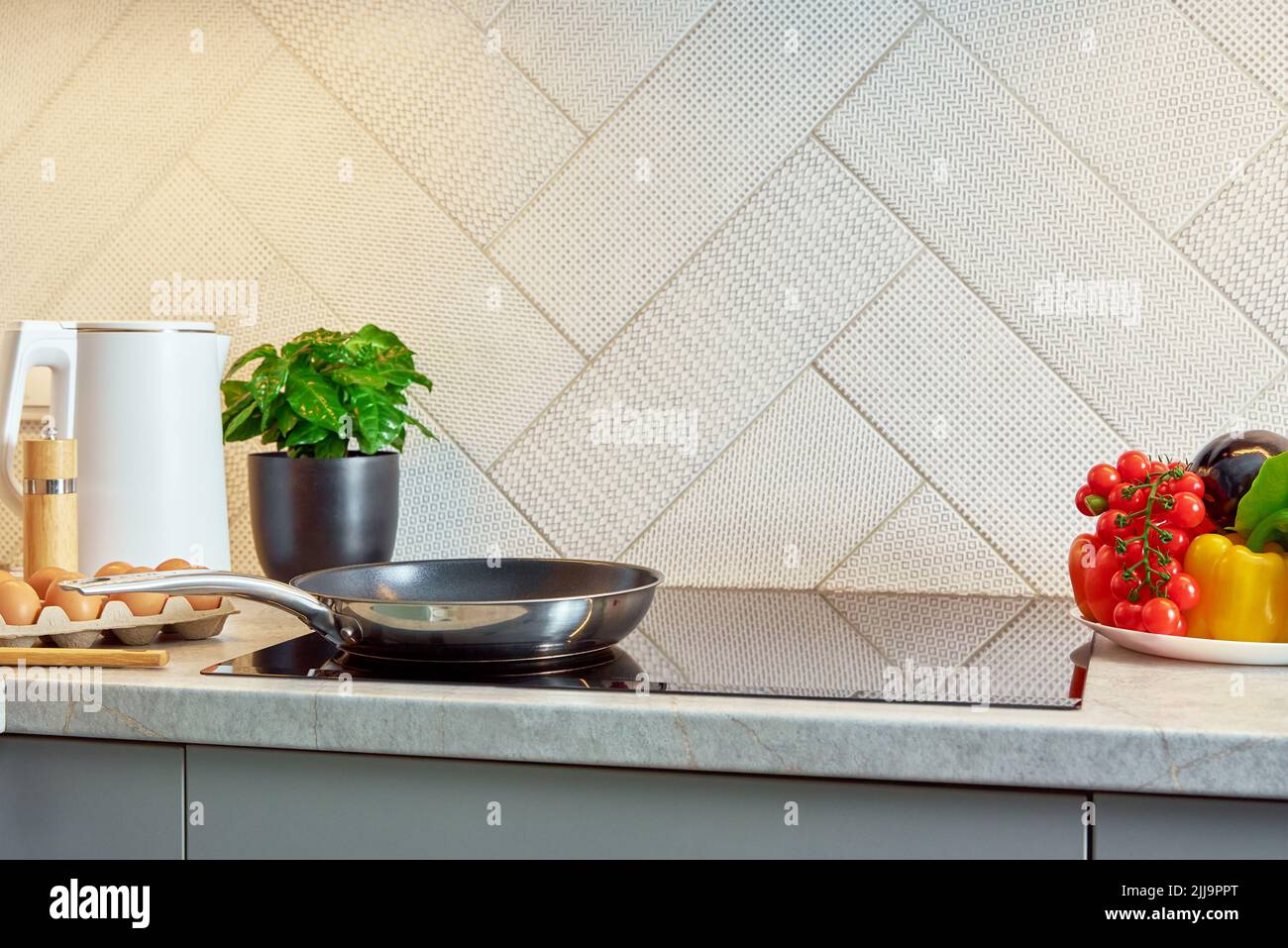 Appareil de cuisine moderne, cuisinière à induction avec poêle en acier Banque D'Images