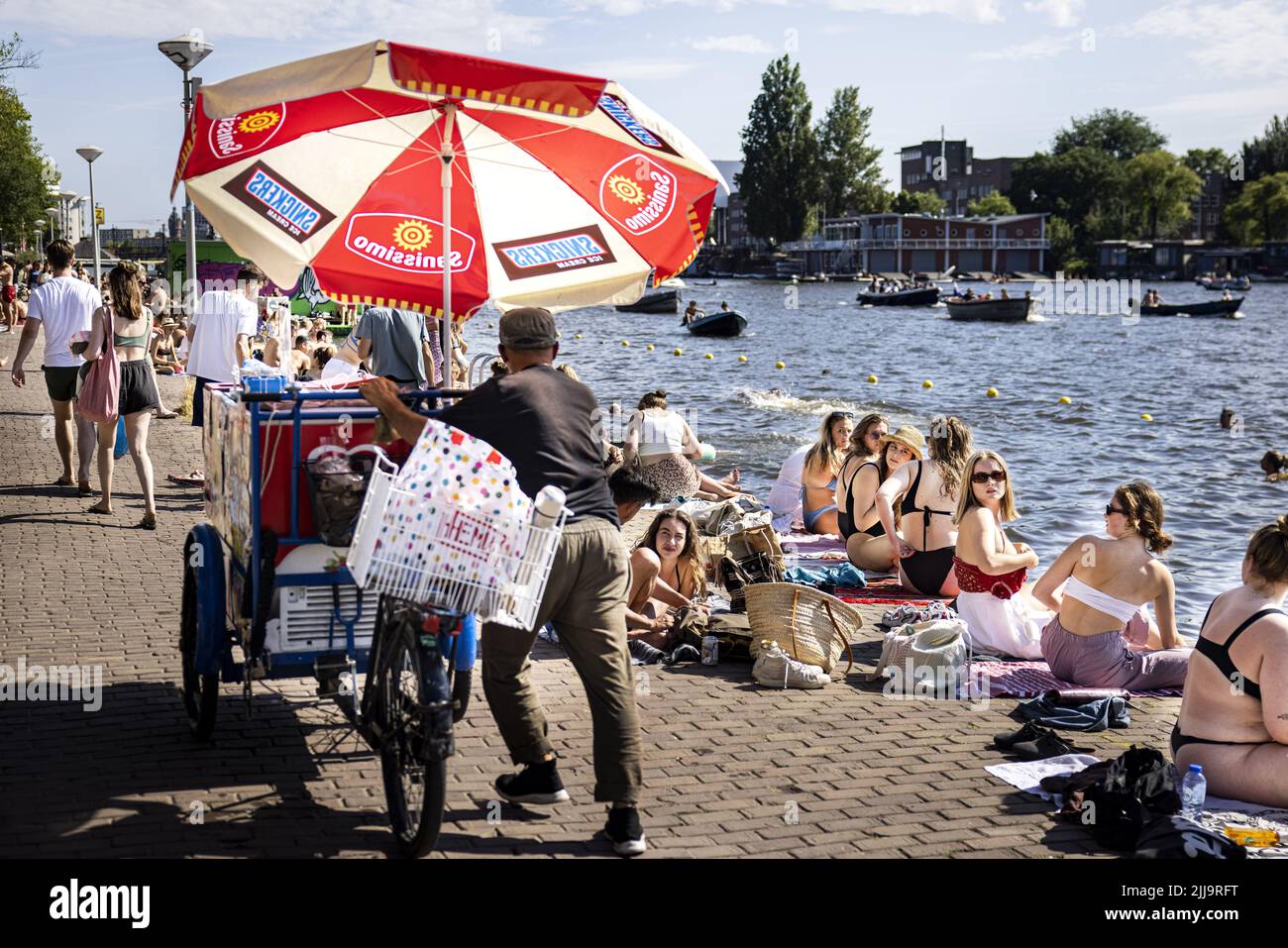 2022-07-24 17:03:21 AMSTERDAM - les gens apprécient le temps d'été sur l'Amstel à la Costa Del Weesp. La crème glacée est vendue sur le quai. ANP RAMON VAN FLYMEN pays-bas sortie - belgique sortie Banque D'Images