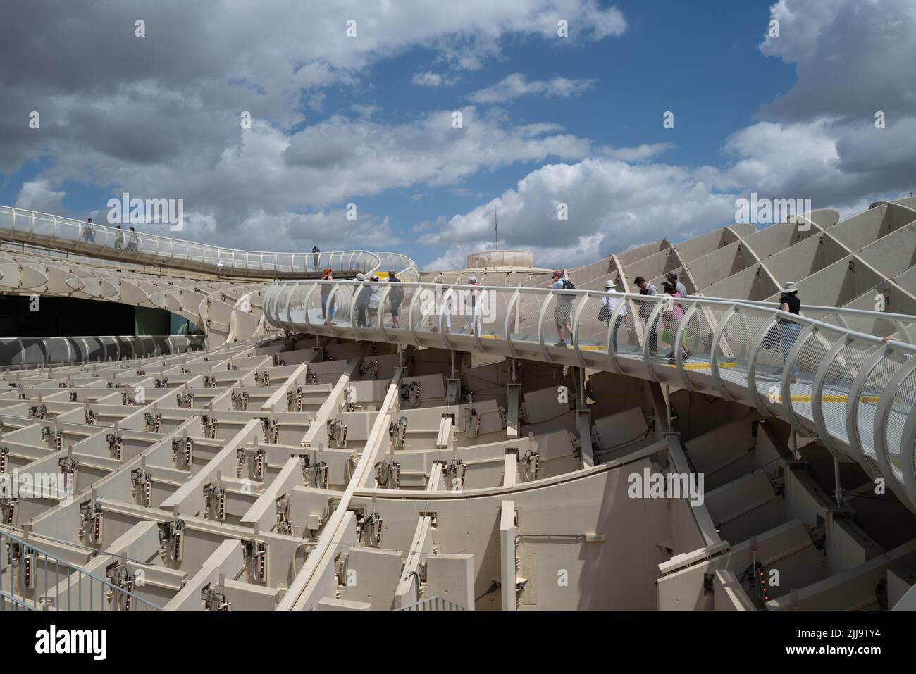 Séville, Espagne -- 3 juin 2022. Une photo horizontale grand angle des touristes marchant le long du chemin incurvé et clôturé au sommet de 'The Mushroom' in Banque D'Images