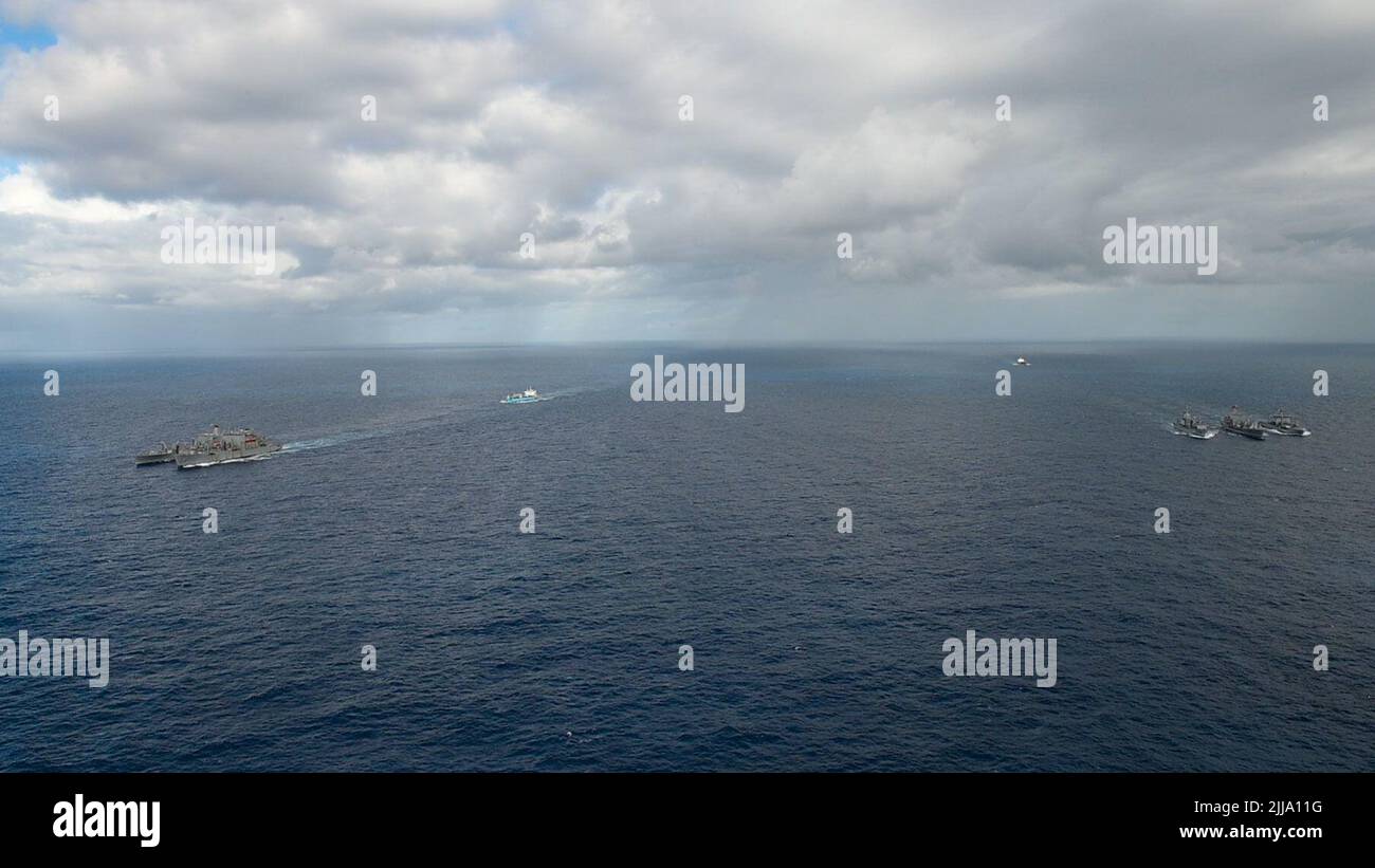 OCÉAN PACIFIQUE (23 juillet 2022)- de gauche à droite, le lubrificateur de la flotte de la classe Henry J. Kaiser USNS Pecos (T-AO 197), le navire de fret et de munitions de la classe Lewis et Clark USNS Washington Chambers (T-AKE 11), le navire de réapprovisionnement de la chaudière auxiliaire de la Marine royale australienne HMAS Supply (A 195), Le lubrificateur de la flotte de la classe Henry J. Kaiser USNS Henry J. Kaiser (T-AO 187) et le navire de ravitaillement auxiliaire de la Marine royale de Nouvelle-Zélande HMNZS Aotearoa (A 11) naviguent en formation pendant la Rim of the Pacific (RIMPAC) 2022. Vingt-six nations, 38 navires, trois sous-marins, plus de 170 avions et 25 000 personnes Banque D'Images