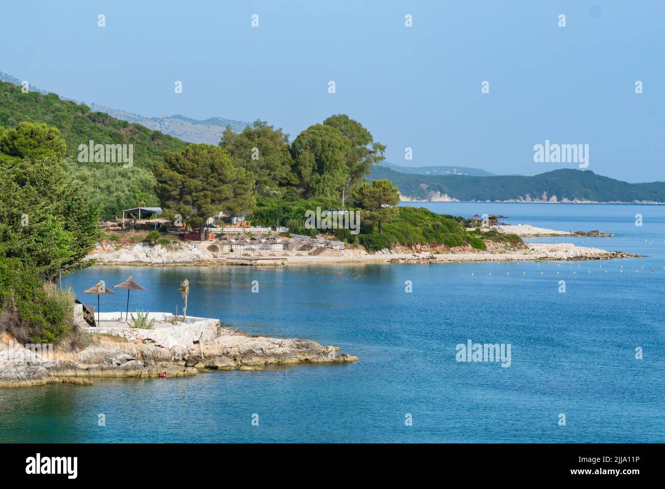 Magnifique paysage du front de mer de Ksamil en été, Albanie. Banque D'Images