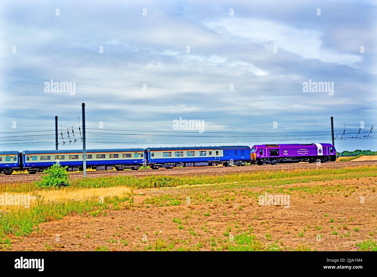 Classe 67 dans le Queens Platinum Jubilee Livery au Skelton Bridge, York, Angleterre Banque D'Images