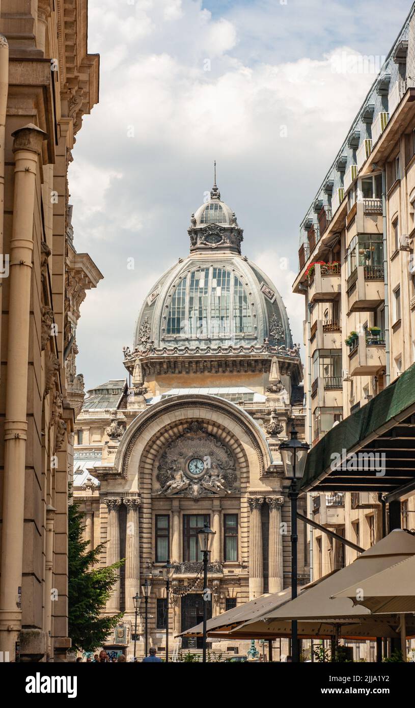 L'ancien bâtiment de la Bourse roumaine avec horloge décorative et dôme se trouve dans la vieille ville de Bucarest, en Roumanie, dans une rue animée. Banque D'Images