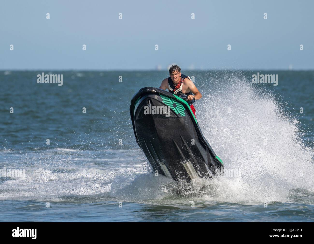 Jet ski au large de Calshot, Hampshire, Angleterre, Royaume-Uni Banque D'Images