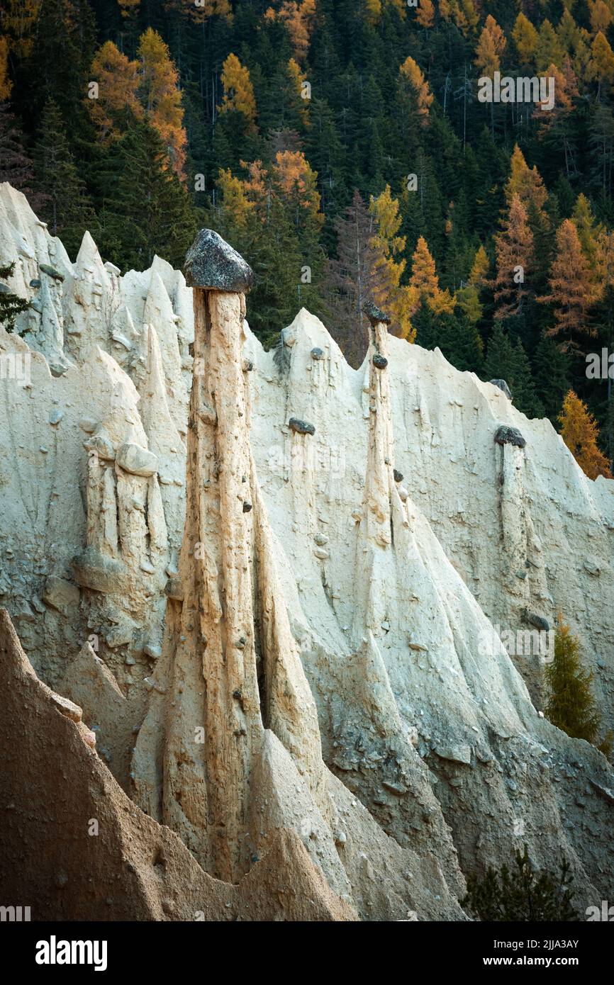 Vue pittoresque sur les pyramides de la terre naturelle en automne.Renon, Ritten, Dolomites, Tyrol du Sud, Italie Banque D'Images