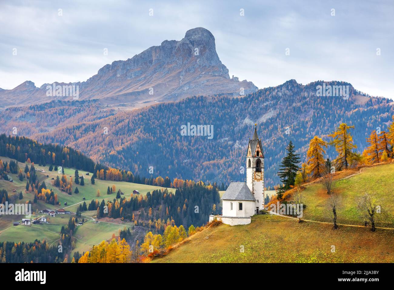 Église Santa Barbara à l'automne Alpes Dolomites. Paysage étonnant avec petite chapelle sur la prairie ensoleillée au village de San Genesio, province de Bolzano, Tyrol du Sud, Italie Banque D'Images