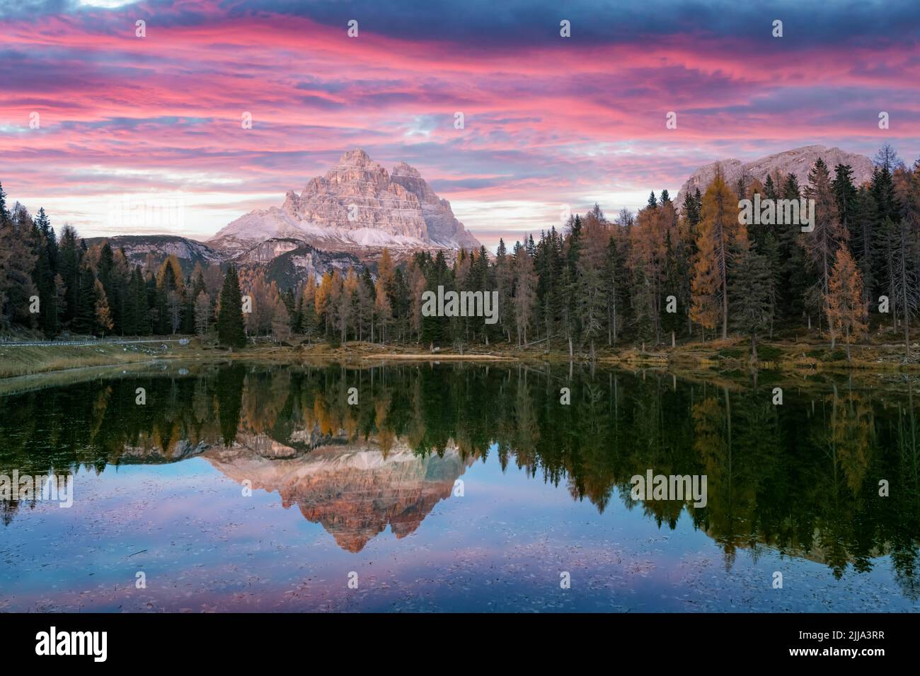 Paysage pittoresque avec le célèbre lac Antorno (Lago di Antorno) en automne Dolomites montagnes. Incroyable coucher de soleil dans les Dolomites d'Italie. Photographie de paysage Banque D'Images