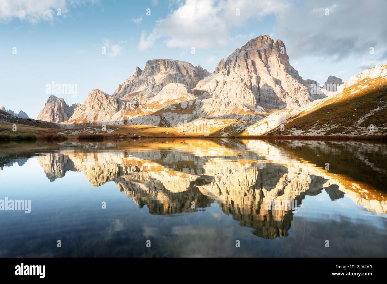 Eaux claires du lac alpin Piani dans le parc national de Tre Cime Di Laveredo, Dolomites, Italie.Paysage pittoresque avec montagnes de Schusterplatte, herbe d'orange et petit lac en automne Alpes Dolomites Banque D'Images