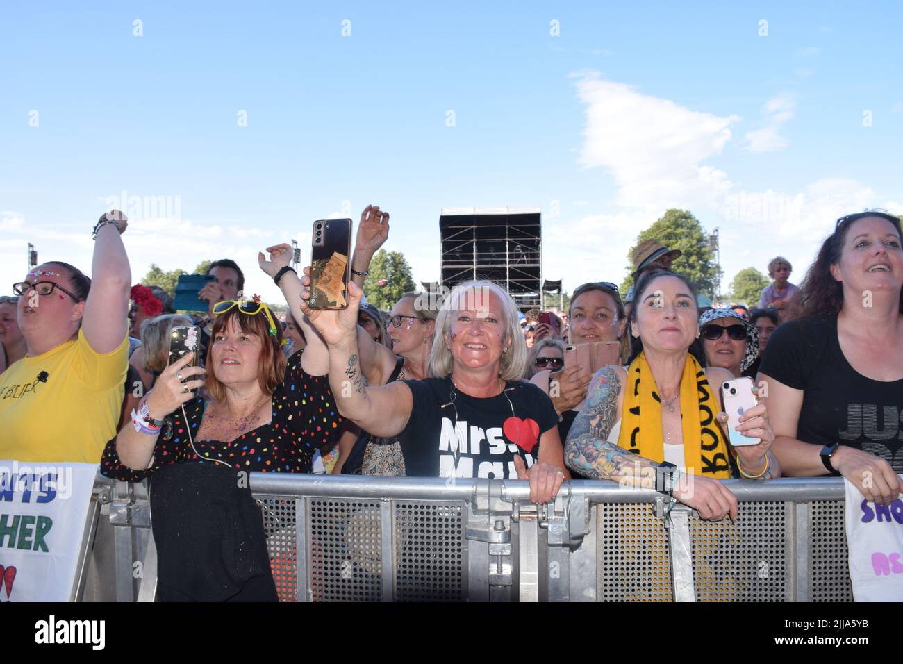 Henham Park, Suffolk, Angleterre. 22nd juillet 2022, Latitude Festival - les fans de Mark Owen (de Take that). Crédit: Liz Somerville/Alay Live News Banque D'Images