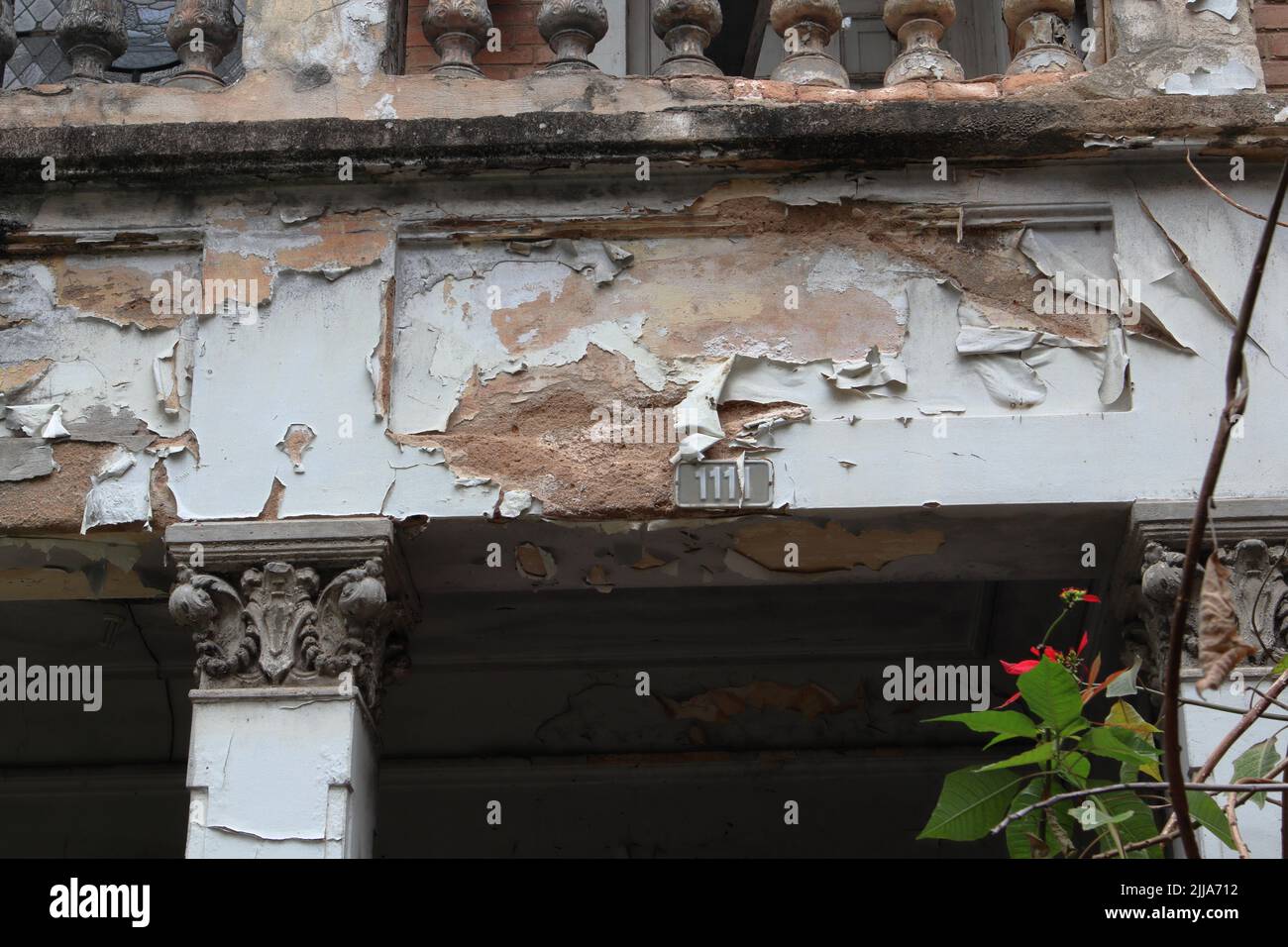 Maison abandonnée et négligée à Sao Paulo, Brésil, podcast mucher da casa abandonné Banque D'Images