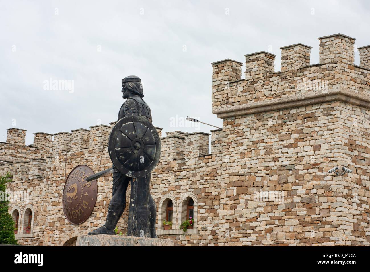 Château médiéval reconstruit à Arbanasi, Bulgarie, site de la forteresse du 12th siècle. Le travail de pierre utilise des matériaux anciens trouvés. La statue est du roi Kaloyan. Banque D'Images