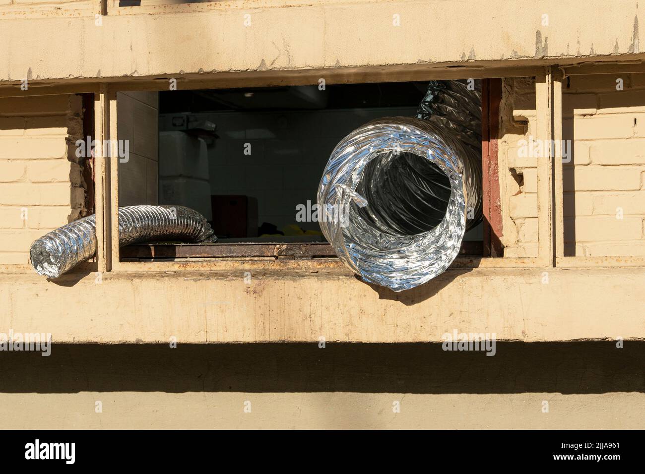 Conduit souple en aluminium au niveau de la fenêtre. Tuyau d'échappement ondulé Banque D'Images