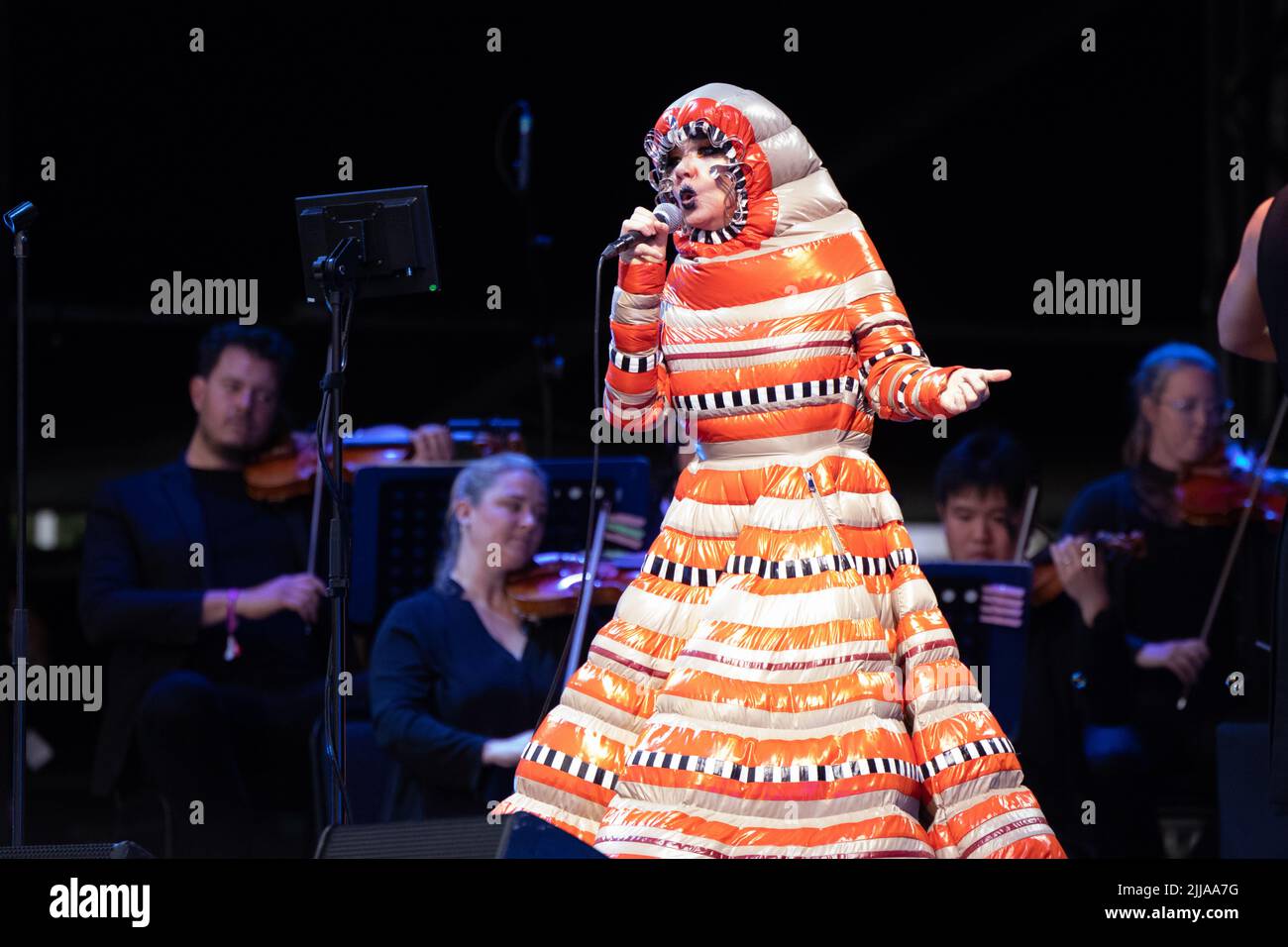 Bjork dimanche 24th juillet clôture du festival Bluedot Cheshire en face du célèbre télescope Lovell. Du 21 au 24 juillet au site du patrimoine mondial de l'UNESCO, Jodrell Bank, Cheshire Royaume-Uni, Bluedot est un festival de découverte de trois jours qui est un mélange d'artistes, orateurs, des scientifiques et des artistes dans un événement différent de n'importe quel sur terre. L’événement de cette année est dirigé par Groove Armada (vendredi), Metronomy (samedi), Mogwai (samedi) avec Björk en tête du dimanche soir avec une performance emblématique avec l’Orchestre Hallé. Image garyroberts/worldwidefeatures.com Banque D'Images