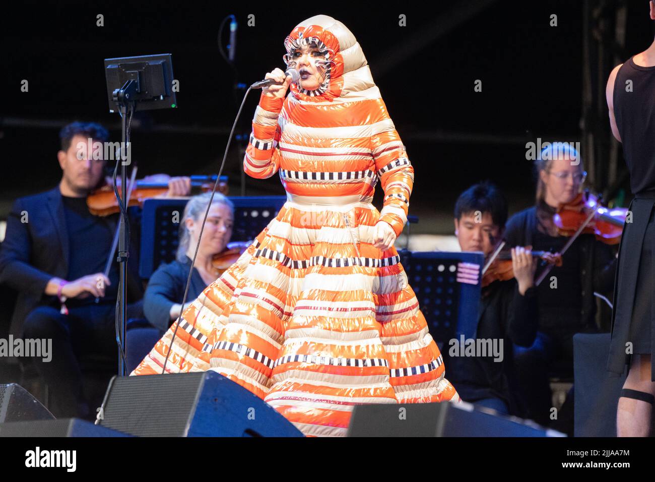 Bjork dimanche 24th juillet clôture du festival Bluedot Cheshire en face du célèbre télescope Lovell. Du 21 au 24 juillet au site du patrimoine mondial de l'UNESCO, Jodrell Bank, Cheshire Royaume-Uni, Bluedot est un festival de découverte de trois jours qui est un mélange d'artistes, orateurs, des scientifiques et des artistes dans un événement différent de n'importe quel sur terre. L’événement de cette année est dirigé par Groove Armada (vendredi), Metronomy (samedi), Mogwai (samedi) avec Björk en tête du dimanche soir avec une performance emblématique avec l’Orchestre Hallé. Image garyroberts/worldwidefeatures.com Banque D'Images