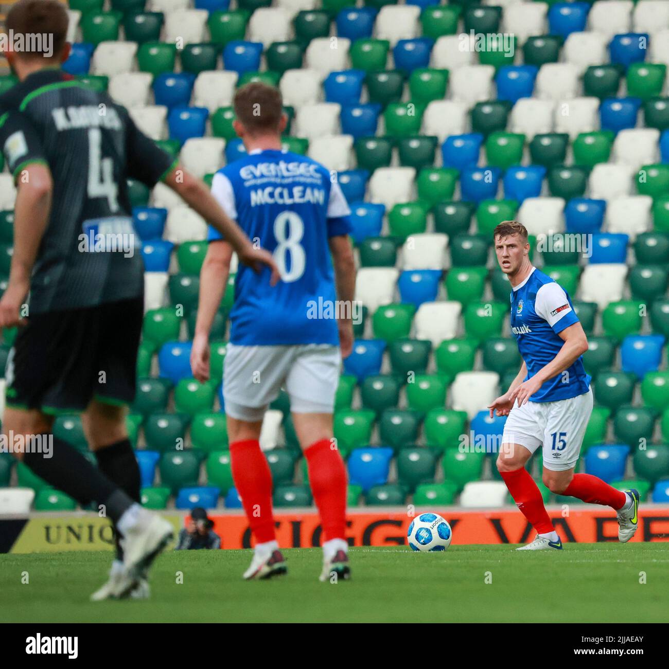 Windsor Park, Belfast, Irlande du Nord, Royaume-Uni. 13 juillet 2022. Première partie de qualification de la Ligue des champions de l'UEFA (deuxième partie) – Linfield contre TNS. Footballeur en action joueur de football de Linfield Ben Hall (15). Banque D'Images