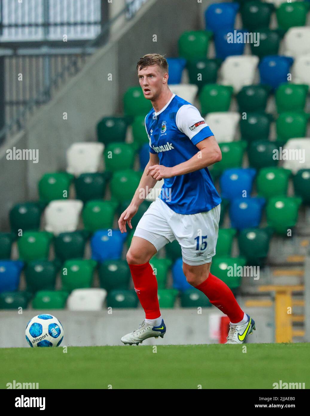 Windsor Park, Belfast, Irlande du Nord, Royaume-Uni. 13 juillet 2022. Première partie de qualification de la Ligue des champions de l'UEFA (deuxième partie) – Linfield contre TNS. Footballeur en action joueur de football de Linfield Ben Hall (15). Banque D'Images