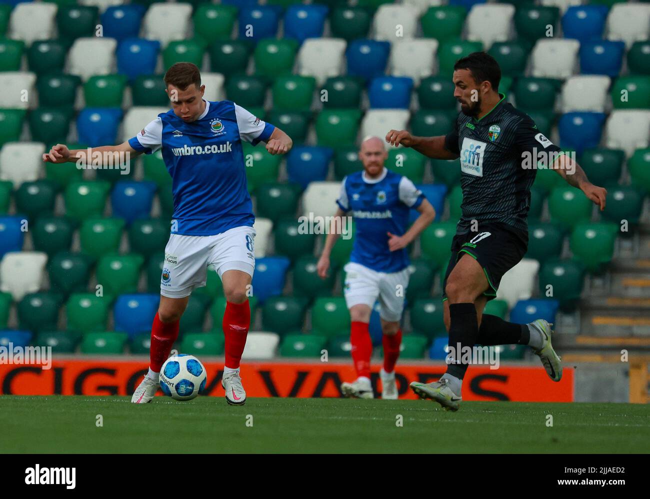 Windsor Park, Belfast, Irlande du Nord, Royaume-Uni. 13 juillet 2022. Première partie de qualification de la Ligue des champions de l'UEFA (deuxième partie) – Linfield contre TNS. Footballeur en action joueur de football de Linfield Kyle McClean (8). Banque D'Images