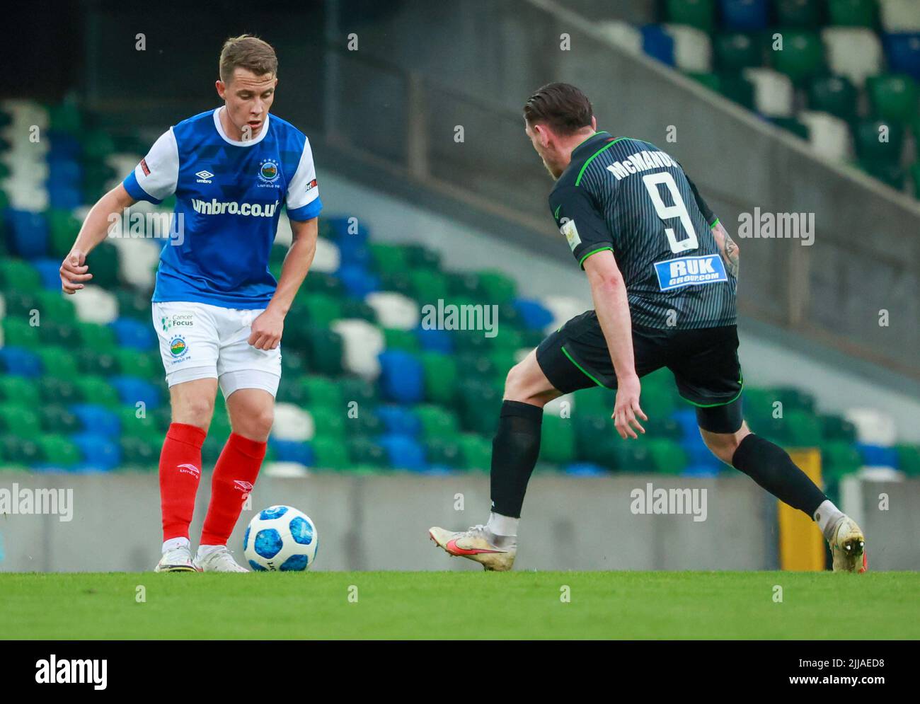 Windsor Park, Belfast, Irlande du Nord, Royaume-Uni. 13 juillet 2022. Première partie de qualification de la Ligue des champions de l'UEFA (deuxième partie) – Linfield contre TNS. Footballeur en action joueur de football de Linfield Kyle McClean (8). Banque D'Images