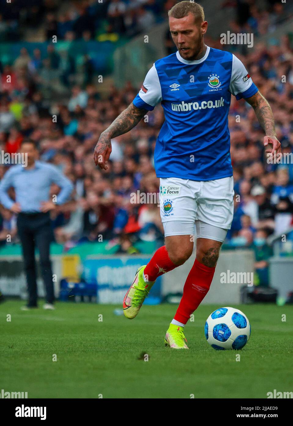 Windsor Park, Belfast, Irlande du Nord, Royaume-Uni. 13 juillet 2022. Première partie de qualification de la Ligue des champions de l'UEFA (deuxième partie) – Linfield contre TNS. Footballeur en action joueur de Linfield Kirk Millar (7). Banque D'Images