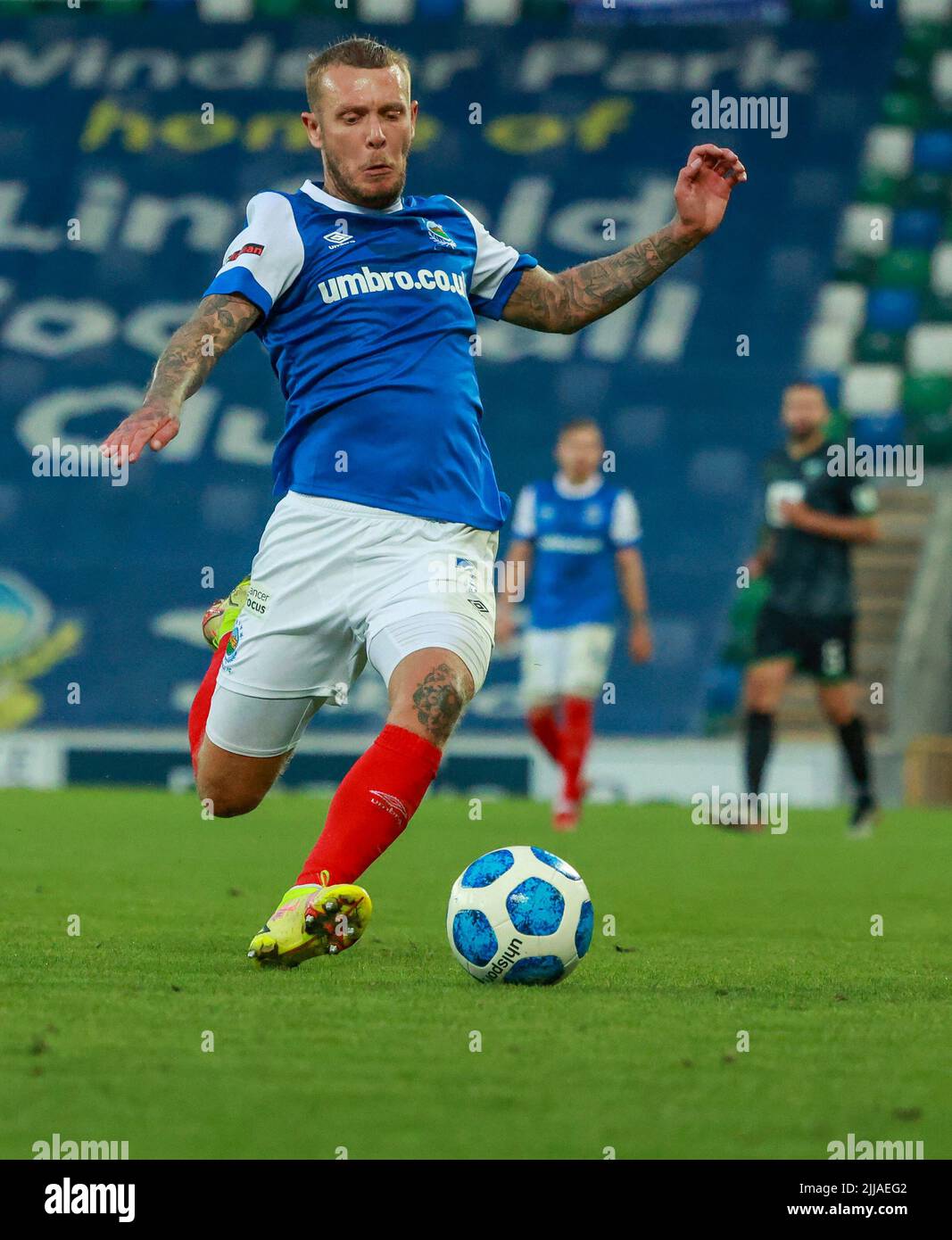 Windsor Park, Belfast, Irlande du Nord, Royaume-Uni. 13 juillet 2022. Première partie de qualification de la Ligue des champions de l'UEFA (deuxième partie) – Linfield contre TNS. Footballeur en action joueur de Linfield Kirk Millar (7). Banque D'Images