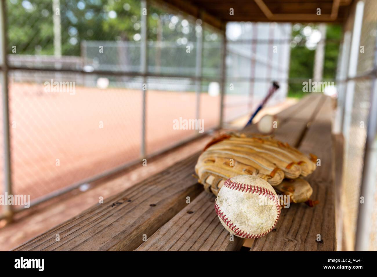 Base-ball et gant sur banc d'essai avec arrière-plan flou Banque D'Images