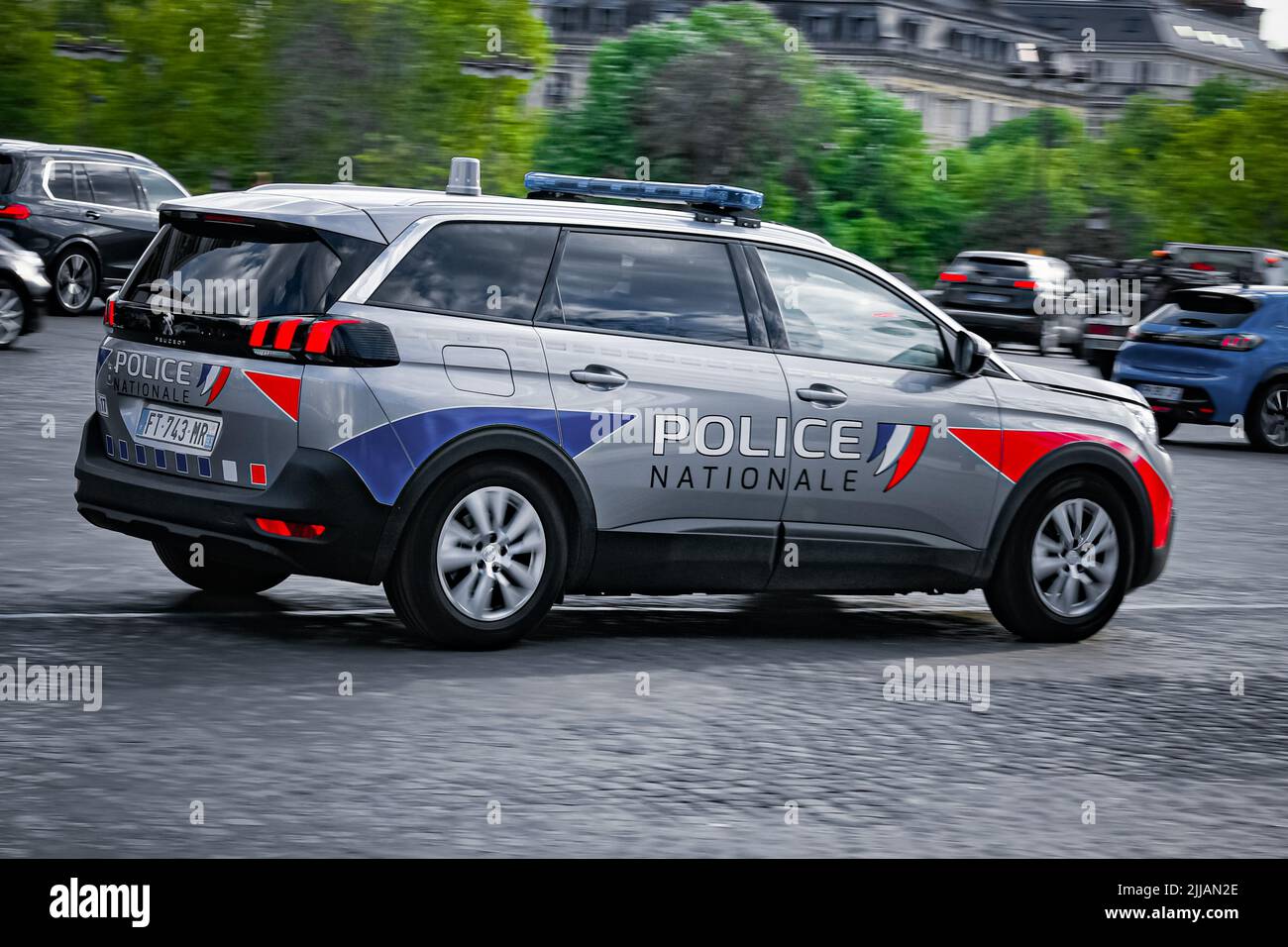 Une voiture de police (la nouvelle Peugeot 5008) traverse la ville pour assurer la sécurité à Paris, France sur 24 juillet 2022. La police nationale française en action. Photo de Victor Joly/ABACAPRESS.COM Banque D'Images