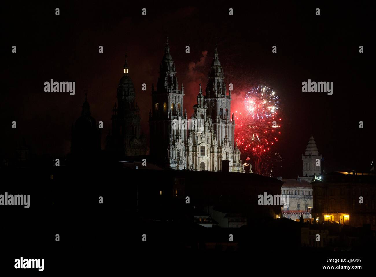 Saint-Jacques-de-Compostelle, Espagne. Feux d'artifice au-dessus de la cathédrale Saint-Jacques en l'honneur du Festival Apôtre Saint-Jacques 2022 Banque D'Images