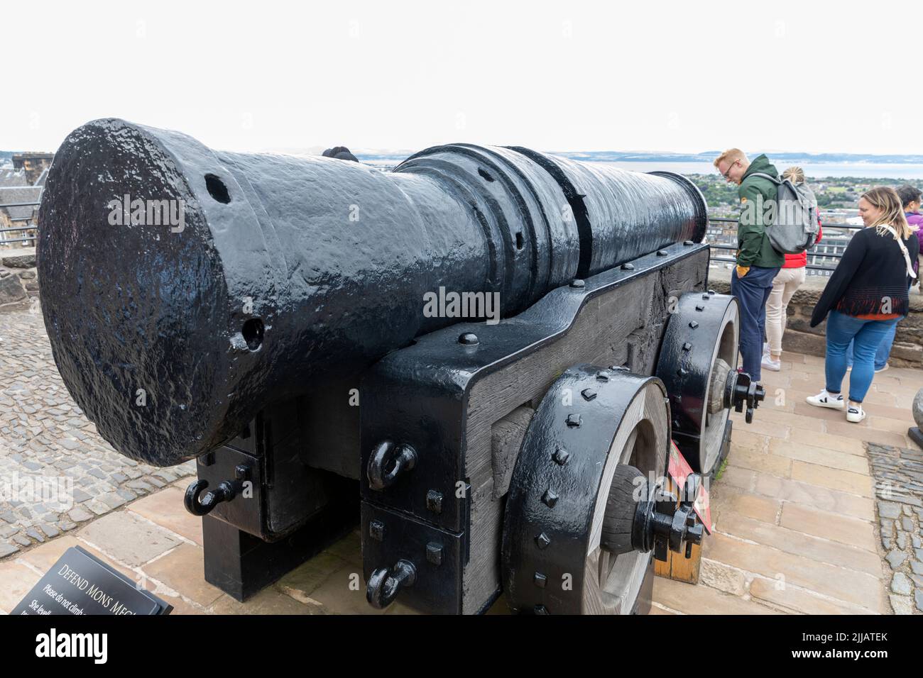 Canon à canon Mons Meg, exposé au château d'Édimbourg en Écosse, Mons Meg a été construit en 1449 par Philip The Good et remis en cadeau à James 11 Banque D'Images